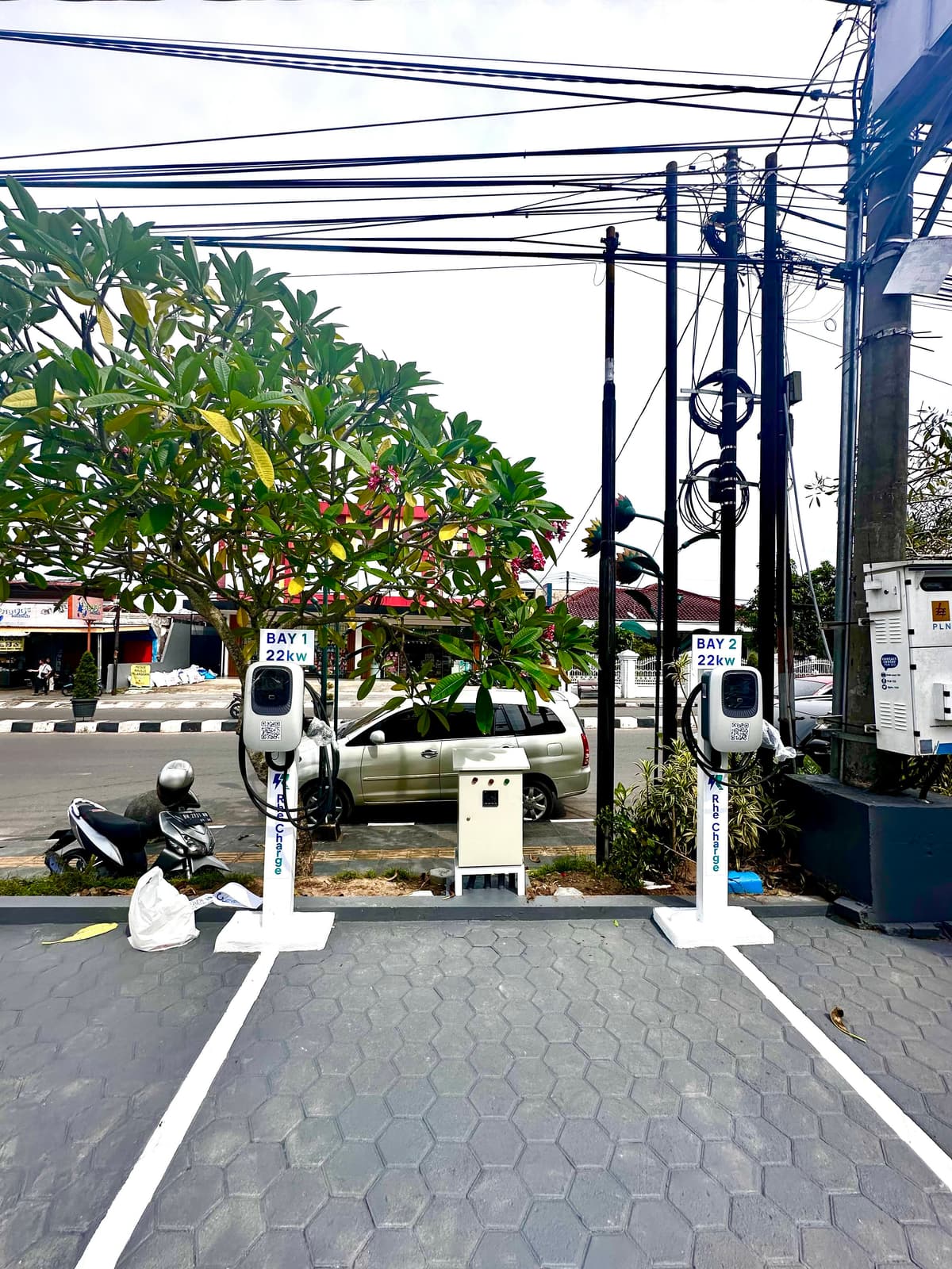 Unit charger RheCharge Type 2 di lokasi publik Jambi