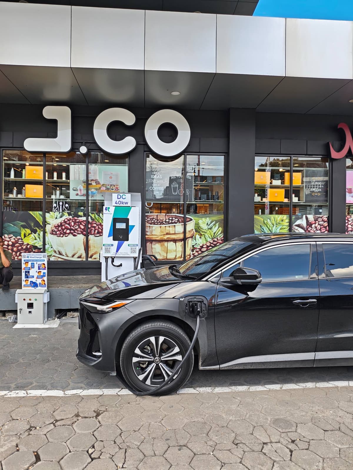 Mobil listrik sedang charging di unit RheCharge DC 40kW