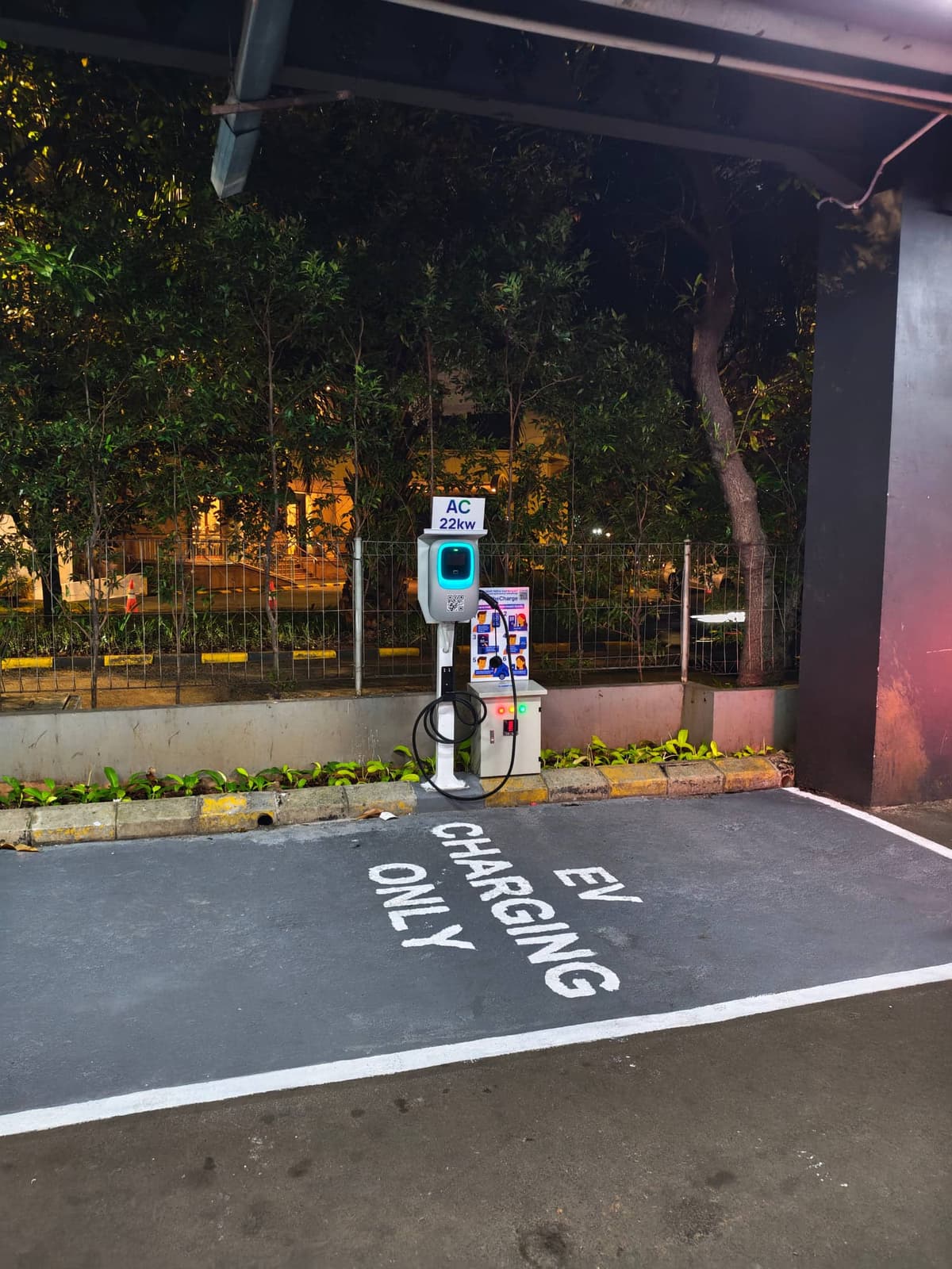 Charger AC RheCharge di eL Hotel Jakarta, Kelapa Gading
