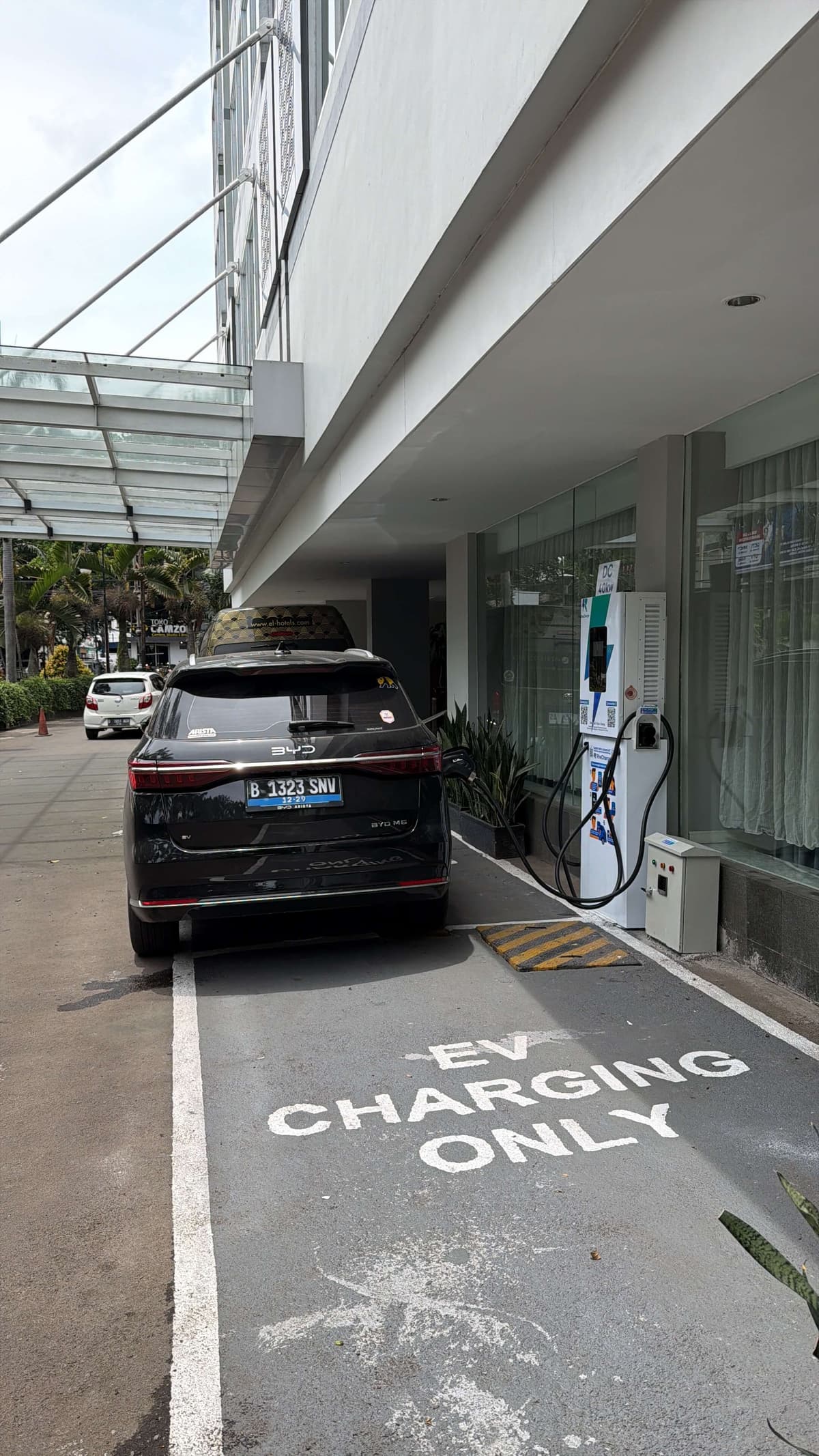 Charger RheCharge CCS2 DC 40kW di area hotel